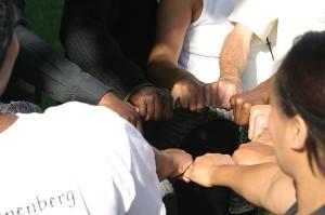 Alle Hände in die Mitte zum Kreis